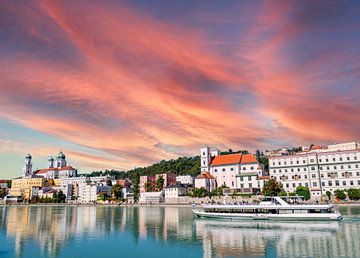 Panoramablick auf die Stadt Passau am Inn im Sommer von Animaflora PicsStock