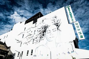 Frauenporträt an einer Wand