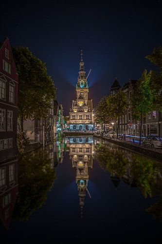 Alkmaar, de Waag met reflectie in het water