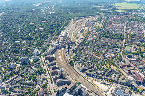 Der Hauptbahnhof Amersfoort und die Umgebung aus der Vogelperspektive. von Jaap van den Berg