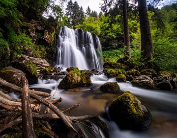 De waterval in het hart van het bos van Christina Bauer Photos