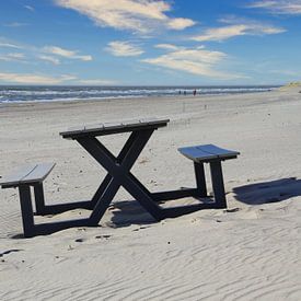 Picknick tafel op het strand van Zeeland. van Jose Lok