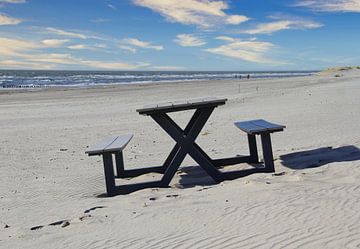 Picknick tafel op het strand van Zeeland. van Jose Lok