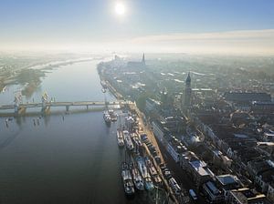 Kampen Stadtansicht am Fluss IJssel während eines kalten Wintersonnenaufgangs