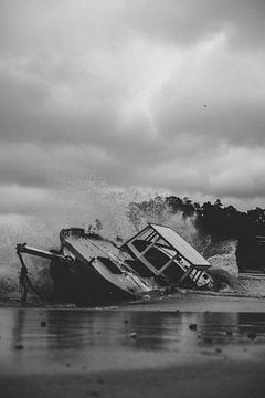 Abgestürztes Boot an der Küste von El Nido auf den Philippinen von Ken Tempelers