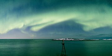Noorderlicht of aurora aan de nachtelijke hemel boven Noord-Noorwegen