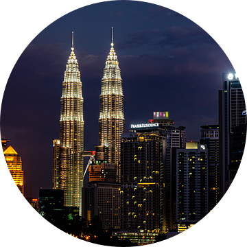 Skyline Kuala Lumpur Maleisië bij Nacht met Petronas Torens van Dieter Walther