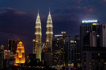 Skyline Kuala Lumpur Malaisie de nuit avec les tours Petronas sur Dieter Walther