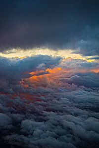 Ansicht von oben genanntem auf Wolken feiern mit untergehender Sonne