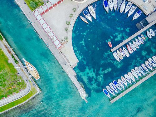 Le lac de Garde avec la route et le lac sur Mustafa Kurnaz