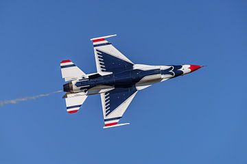 Flyby Thunderbird Lockheed Martin F-16C Fighting. van Jaap van den Berg
