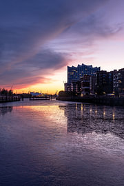 Fire in the sky: a spectacular sunset over the Elbphilharmonie by Nils Steiner