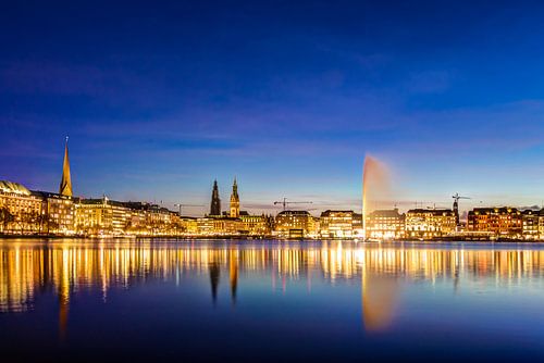 Hamburg bei Nacht an der Binnenalster mit Wasserfontäne