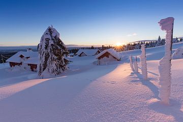 Ondergesneeuwd dorp nabij Lillehammer en Susjoen in Noorwegen van Rob Kints