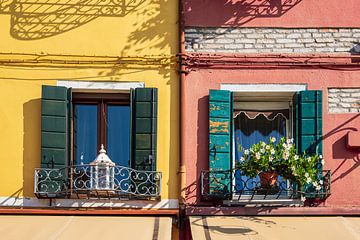 Kleurrijke gebouwen op het eiland Burano bij Venetië, Italië. van Rico Ködder