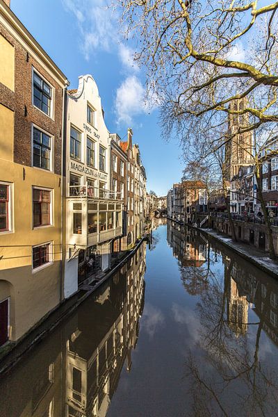 Reflecties in de Oudegracht te Utrecht gezien vanaf de Gaardbrug richting de Maartensbrug van André Blom Fotografie Utrecht