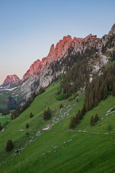 Gastloze bergen in het ochtendrood bij zonsopgang van Martin Steiner