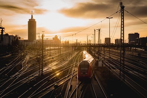 Regiozug bei Sonnenuntergang