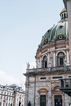 Copenhagen Marmorkirken Architecture – Vertical Marble Church Dome with Sculptures in Denmark