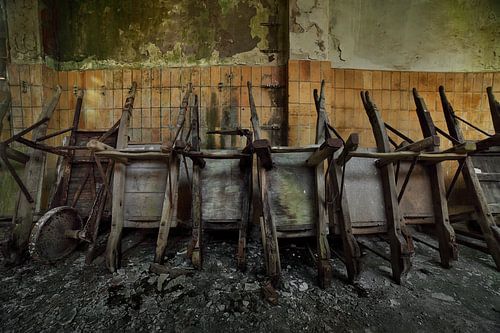 Les brouettes Urbex contre un mur coloré sur Dyon Koning