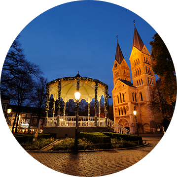 Muziektent en Munsterkerk op Munsterplein in Roermond van Merijn van der Vliet