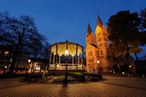 Muziektent en Munsterkerk op Munsterplein in Roermond