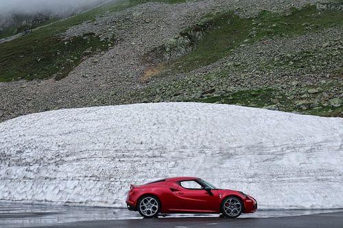 Alfa Romeo 4C in de sneeuw