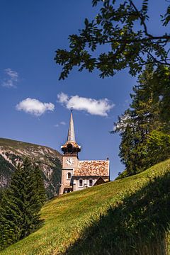 Prachtige sierlijke kleine kerk op de top van een heuvel van Dafne Vos