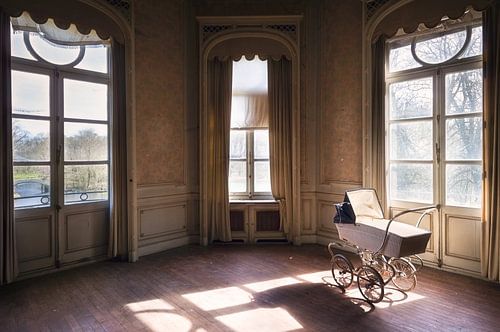 Pram dans une chambre.