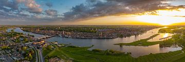 Kampen voorjaarszonsondergang panorama in vogelvlucht