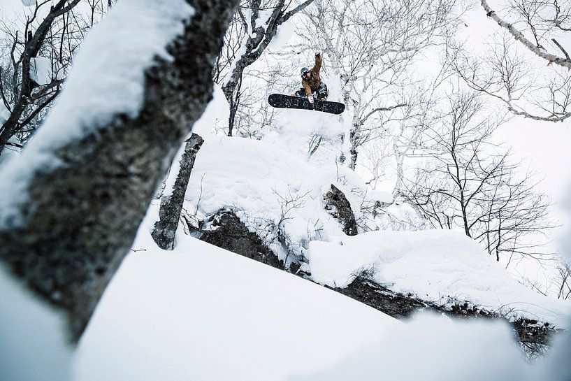 Spectaculaire actie foto van snowboarder hoog in de lucht van Hidde Hageman