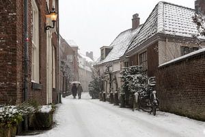 klassieke sneeuwfoto in de straatjes van Amersfoort