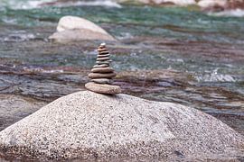 Steinpyramide im Fluß
