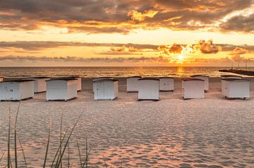 Badehäuser von Løkken während des Sonnenuntergangs von Andrea Gaitanides - Fotografie mit Leidenschaft