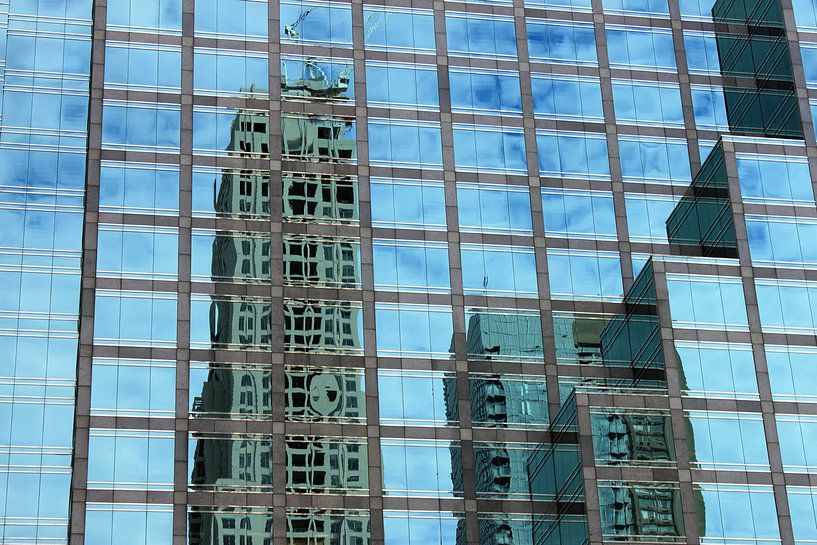 De hauts bâtiments se reflètent dans un gratte-ciel par Anna van Leeuwen