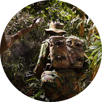 Militair in camouflage, Nationaal Militair Museum, Soest van Maurits Bredius