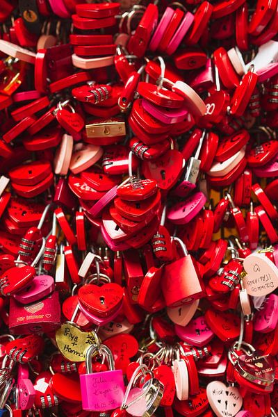 Red love locks | Casa di Giulietta | Verona | travel photography by Laura Dijkslag