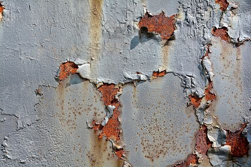 Afbladderende verf op roestig metaal