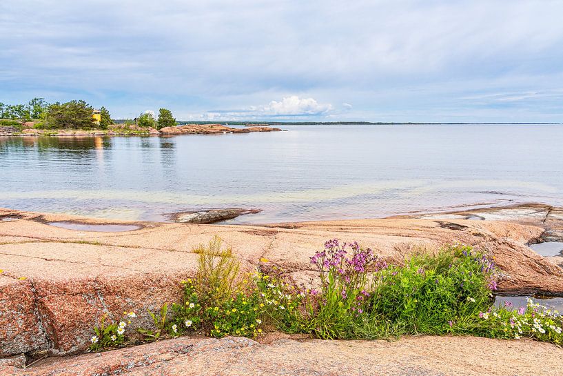 Landschap aan de Oostzeekust met rotsen bij Oskarshamn in Zweden van Rico Ködder