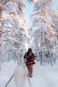 Sami met rendier in het bos | reisfotografie print | Zweden Lapland