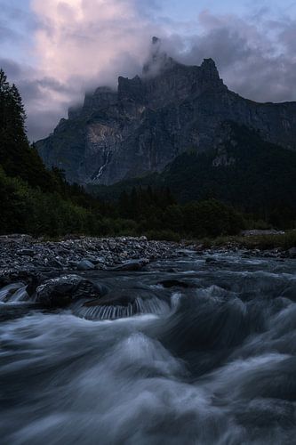 Één van de mooie bergen in Cirque du Fer a Cheval met in de voorgrond een rivier.