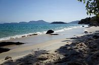Het strand van Angra dos Reis, Brazilië. van Kees van Dun thumbnail