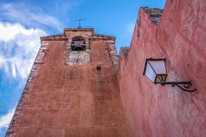 Roter Glockenturm in Roussillon, Provence