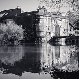 Historische Festung 's-Gravenwezel in Schwarz-Weiß von Kristof Leffelaer