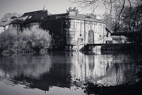 Historisch Fort 's-Gravenwezel in Zwart-Wit van Kristof Leffelaer