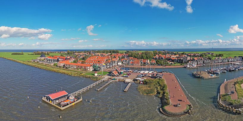 Luftpanorama von Marken auf dem IJsselmeer in den Niederlanden von Eye on You