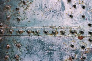 Détail d'une porte d'église en acier en Italie sur Clazien Boot