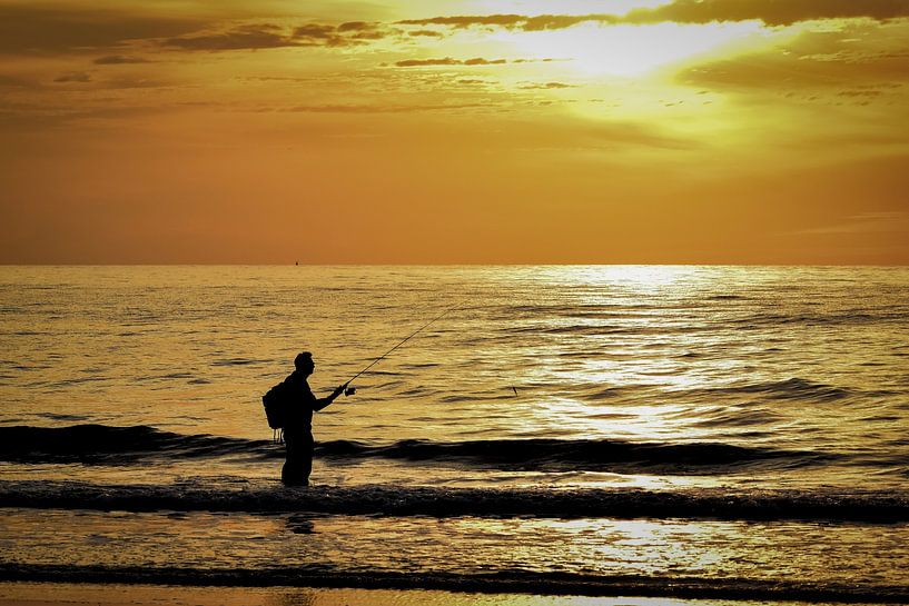 Pêcheur au bord de la mer au coucher du soleil par Monique Verlouw