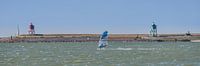 Windsurfen op het IJsselmeer bij de haven van Stavoren. van Harrie Muis thumbnail