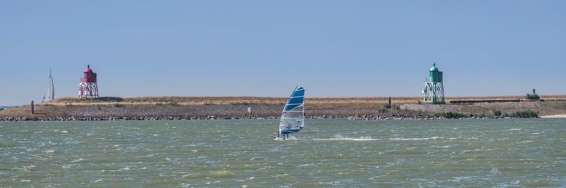 Windsurfen op het IJsselmeer bij de haven van Stavoren. van Harrie Muis
